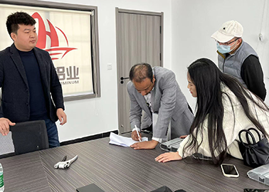 American clients visit the factory